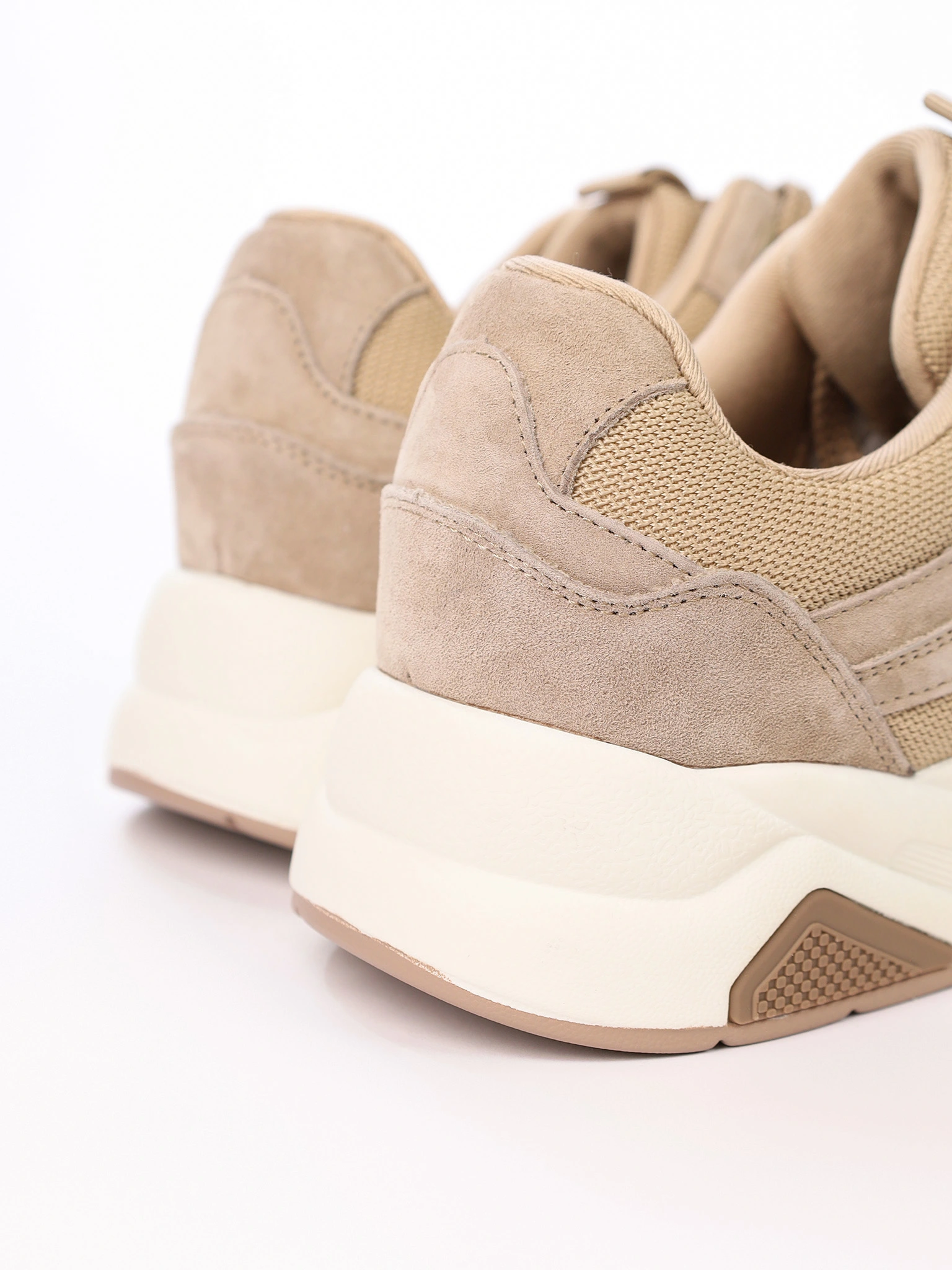 Кроссовки комбинированные бежевого цвета на средней платформе